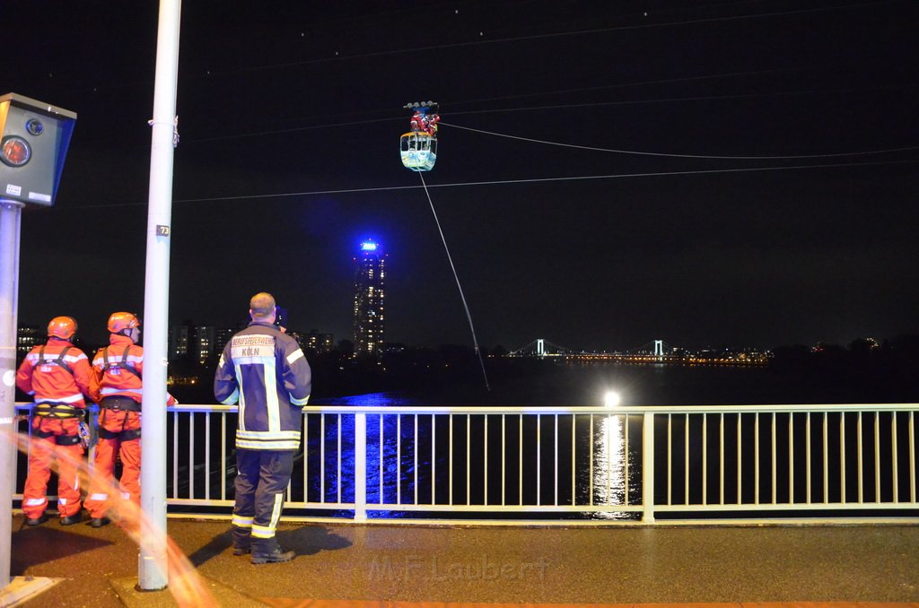 Einsatz BF Hoehenretter Koelner Seilbahn Hoehe Zoobruecke P2387.JPG